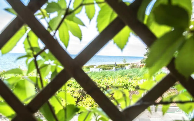 halu! Modern & Cozy Seafront Villa