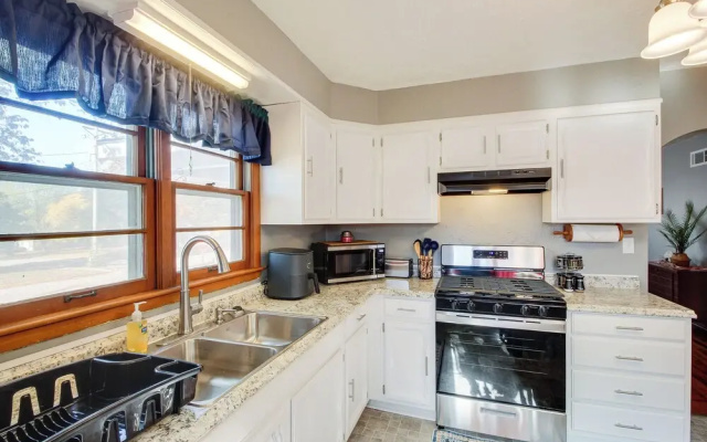 Missouri Escape w/ Furnished Patio, Near Downtown!