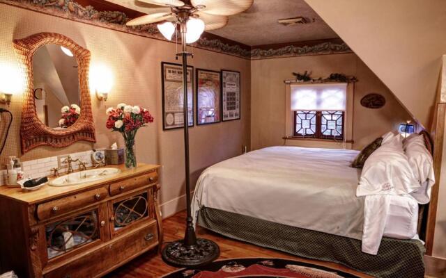 The Queen, A Victorian Bed & Breakfast