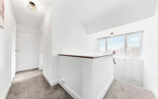Amazing 3-bed Flat in Golders Green Near Station
