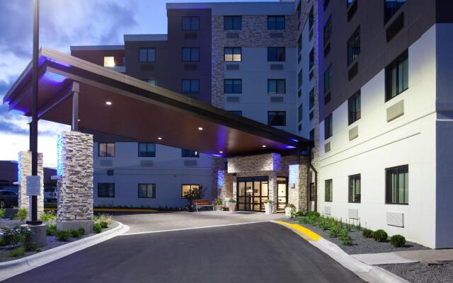 Holiday Inn Express Roseville-St. Paul, an IHG Hotel