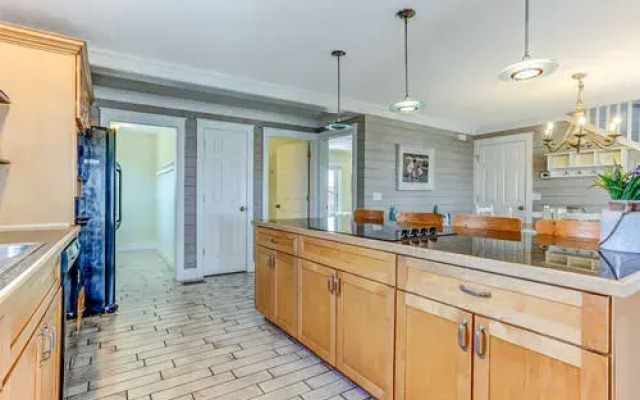 2282 South Fletcher