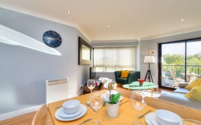 Xscape View Apartment With Balcony