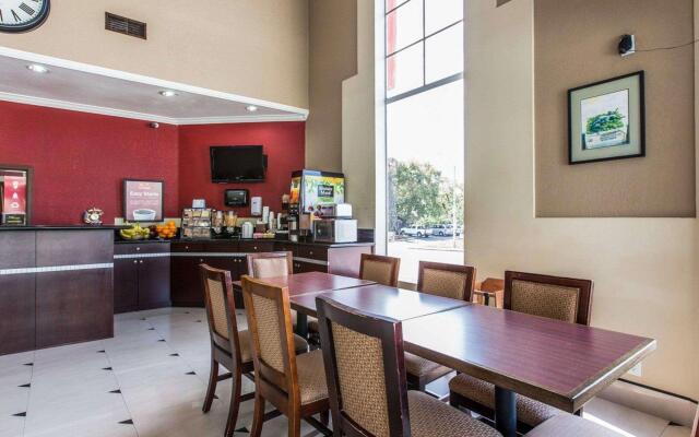 Econo Lodge Inn & Suites Fallbrook Downtown