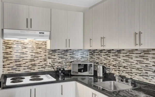 Stylish Mississauga Lower Unit BBQ Yard Paradise