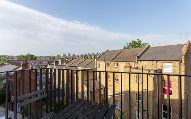 2 Bedroom Apartment in West Hampstead With Balcony