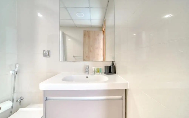 Premium 2BR Apt w Marina Views