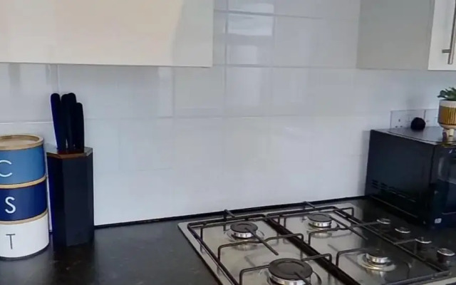 Salford-house-sleeps6-parking-garden-wifi