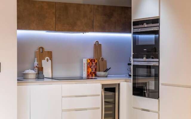 Luxury apartment in central London with private balcony
