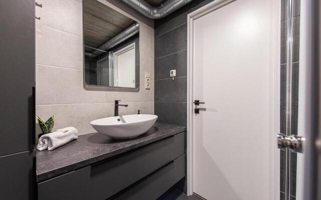 Brand New Apartment w-garage parking, by Cohost