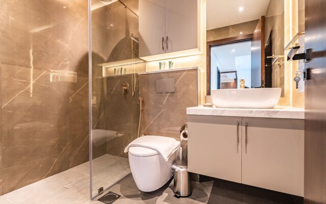 Modern DT Escape1BR with Upscale Comfort