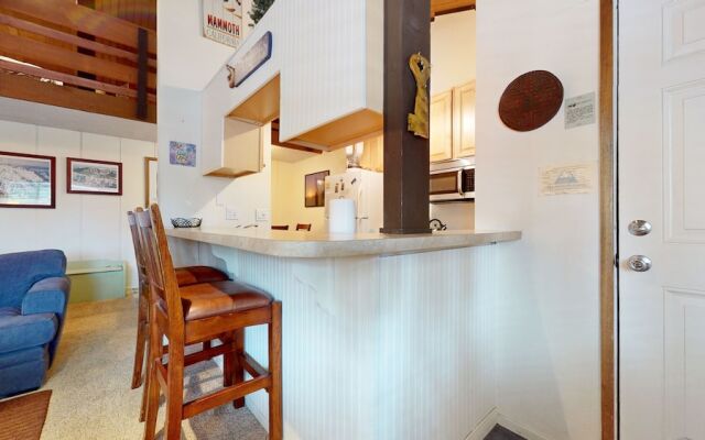 Sierra Manors 75 Cozy and Comfy Condo, On the Shuttle Route by Redawning