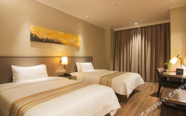 Home Inn Plus (Suzhou North High-speed Railway Station Weitang)