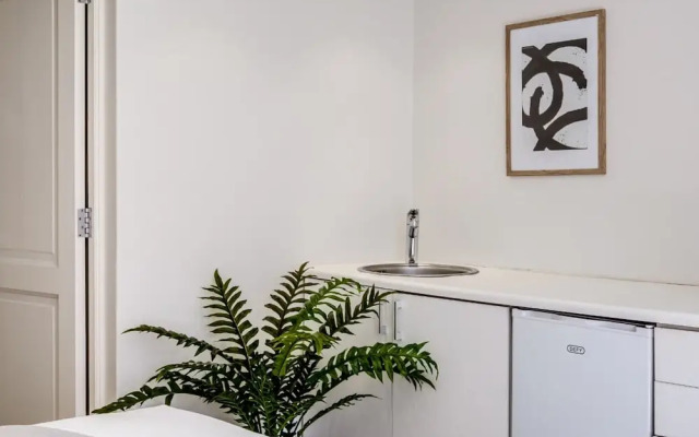 Tranquil Escape in Sea Point Aureto