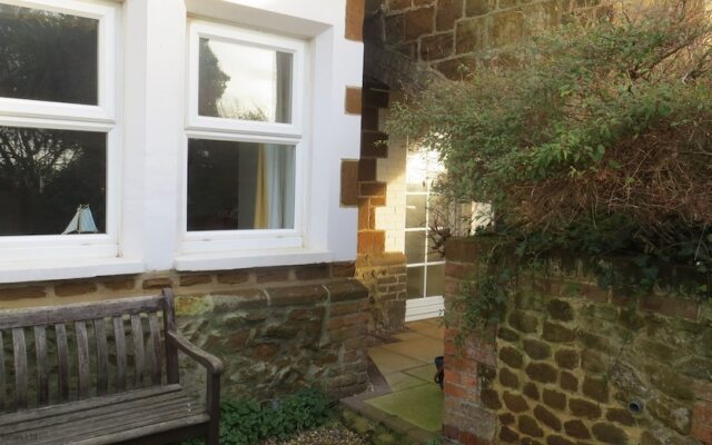 The Garden Flat Tucked Away Close To Amenities