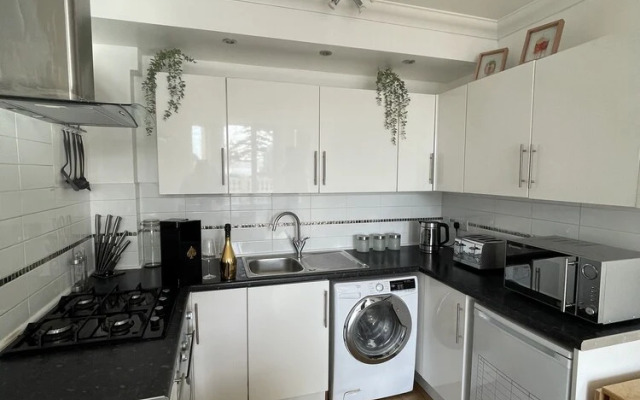 Modern 2 bed Apartment With sea Views