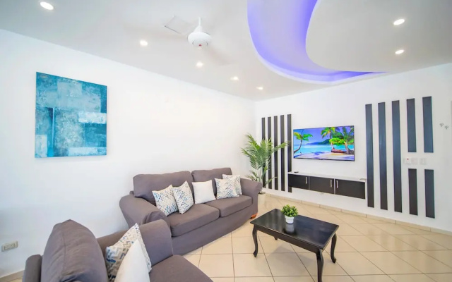 2BR Luxury Apartment in Heart Of Nightlife Area!