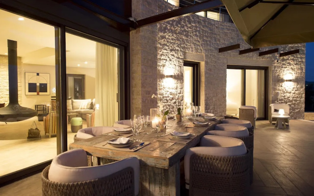 Captivating 5br Pool Villa Close Navarino Golf