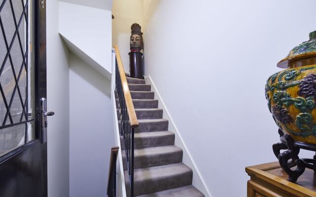 Eclectic 2 Bed & 2 Bath in Armadale with Parking
