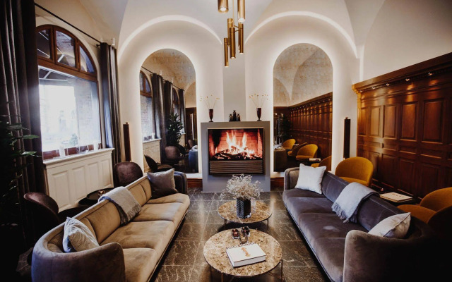 Ascot Hotel & Apartments