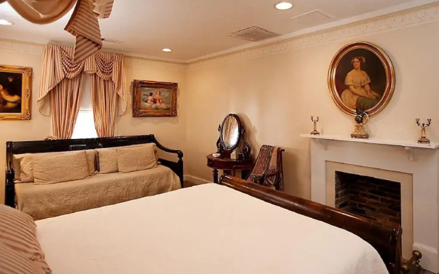 Monmouth Historic Inns and Gardens