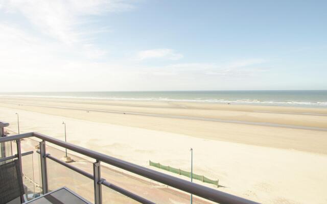 Modern beachside apartment in Bray-Dunes close to De Panne