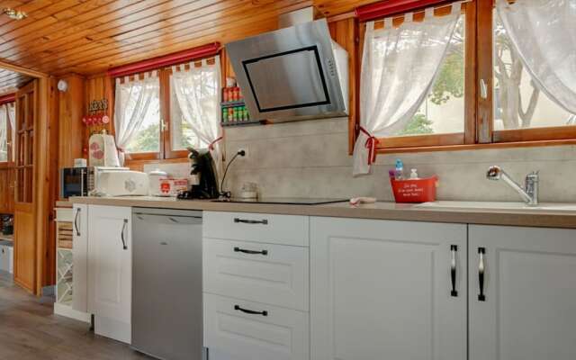 Comfortable House Boat in Homps with Roof Terrace