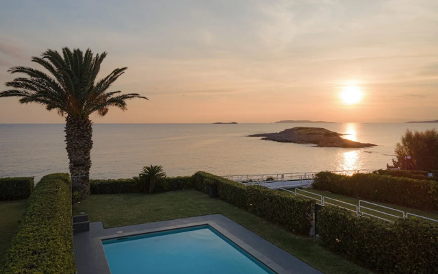 Luxurious Beachfront Villa Maira