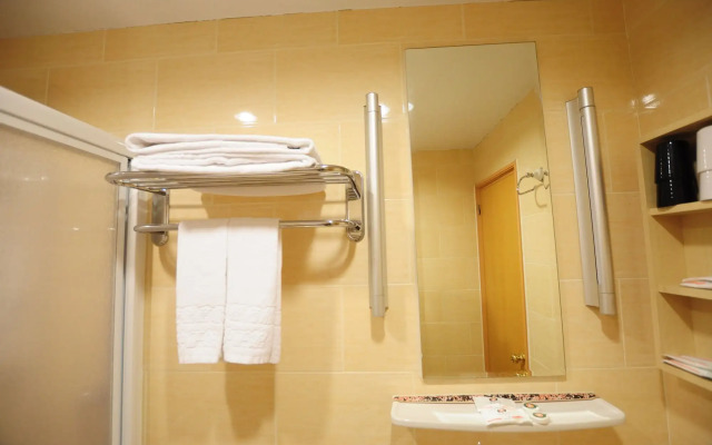 Kindness Hotel Liouhe Night Market Zhongzhen