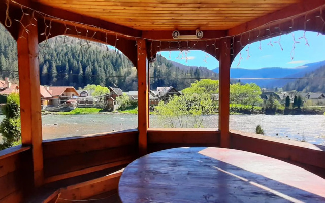 "Обійми гір"Котеджі