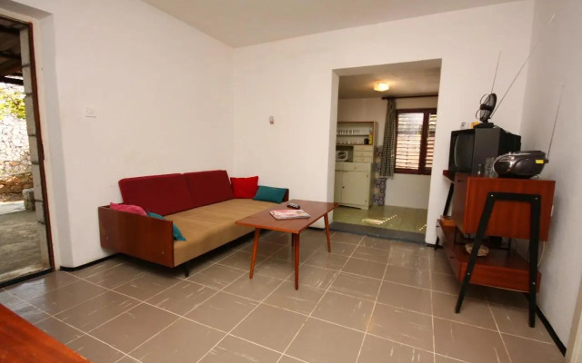 Apartments by the sea Necujam, Solta - 5186