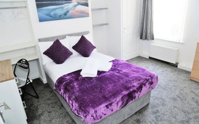 Thornes Road House by Serviced Rooms Ltd