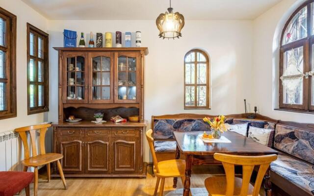 Lovely 5-bed Authentic House in the Arbanasi