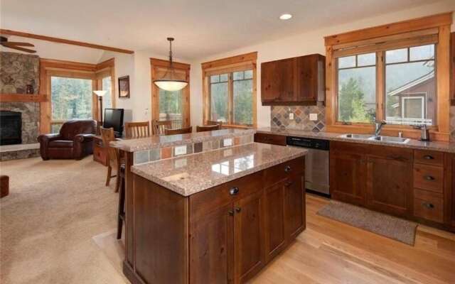 Private 3 Bedroom Townhome Located in East Keystone With Access to a Firepit, Hot Tub, and Billiards