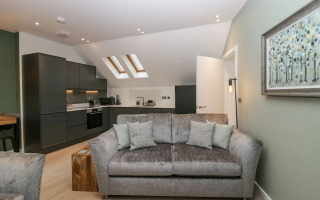 Watch Tree Apartment