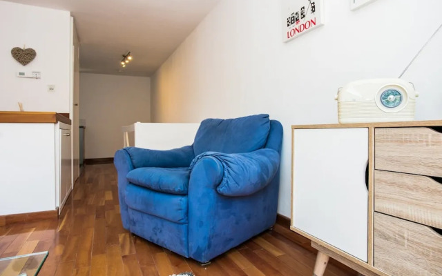 2 Bedroom Flat In Old Street With Private Balcony