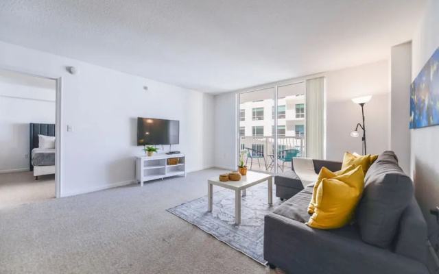 Stunning Apartment W pool & Gym- Parking