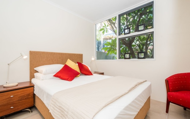 Private G/F 1 bedroom Carlton Apartment Cross the Road to Beach – Guest Rooms – Gold Coast
