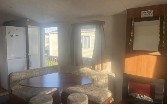 2 Bedroom Pet Free Caravan and Decking Free Wifi