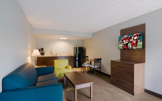 HomeTowne Studios By Red Roof Vero Beach - I-95