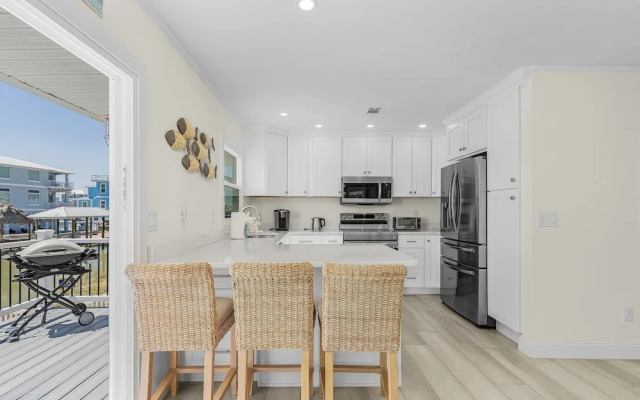 920 Bay Breeze Bungalow: Stunning Bay View Home W/ Heated Pool! 2 Bedroom Home