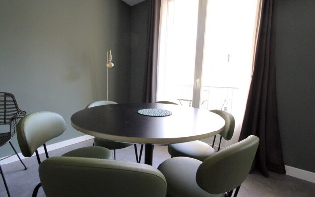 Quiet apt downtown with airco and a balcony