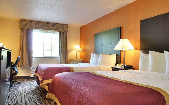 Baymont Inn & Suites Muskegon