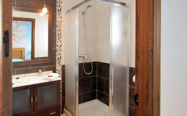 Spacious Villa in Sayalonga with Jacuzzi