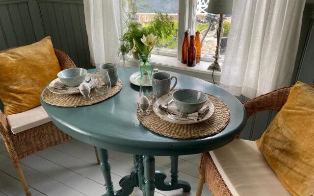 B&B Bland ormbunkar och rosor