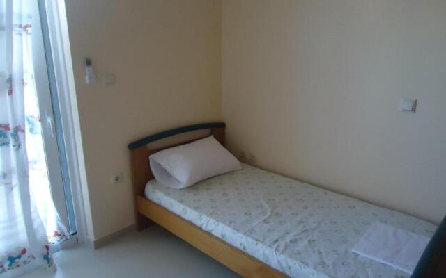 4 Beds, 1 Crib