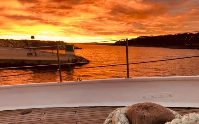 Un barco clásico con alma propia cerca de Barcelona