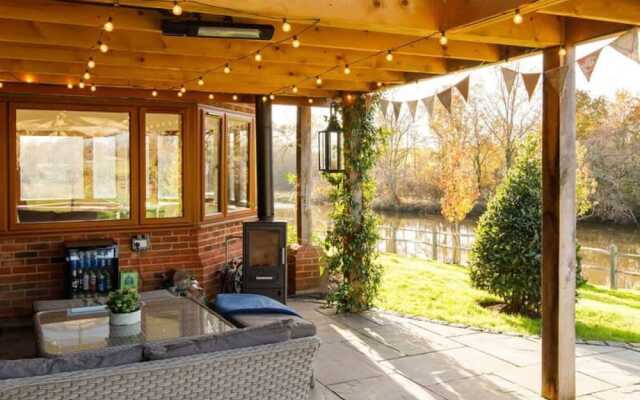 Serene Riverside 6BR Luxury Retreat in Curdridge