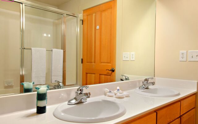 Crestview Condominiums by All Seasons Resort Lodging