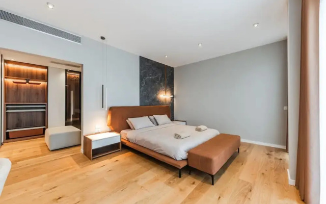 Villa Serenity Luxury Lakeside Manor